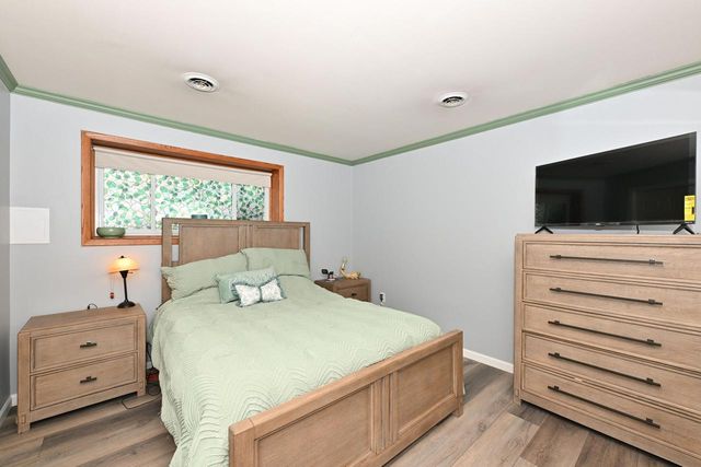 11020 W Parnell AVENUE, Hales Corners, WI 53130