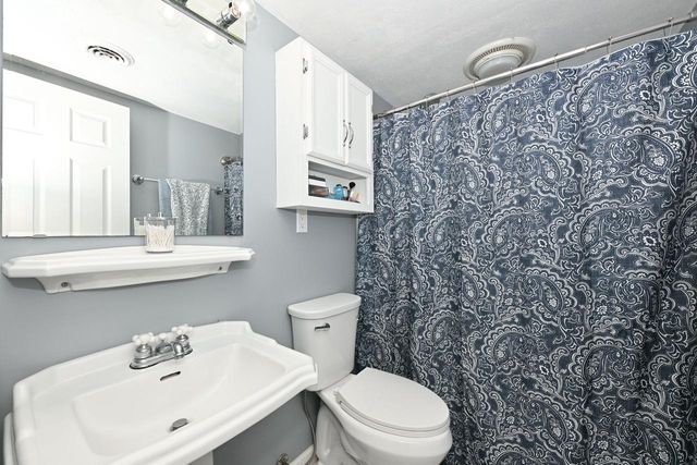 11020 W Parnell AVENUE, Hales Corners, WI 53130