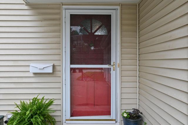 11020 W Parnell AVENUE, Hales Corners, WI 53130