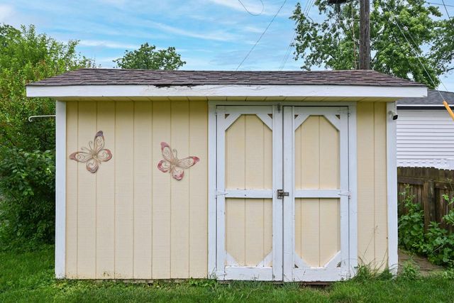 11020 W Parnell AVENUE, Hales Corners, WI 53130