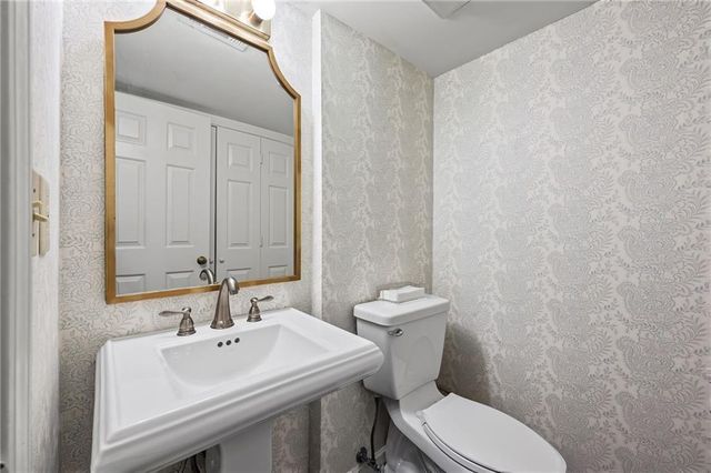 4 Queen Victoria NE Place, Atlanta, GA 30342