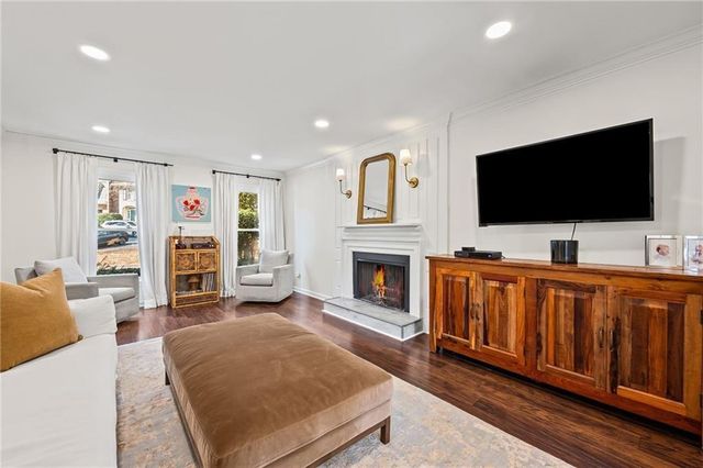 4 Queen Victoria NE Place, Atlanta, GA 30342