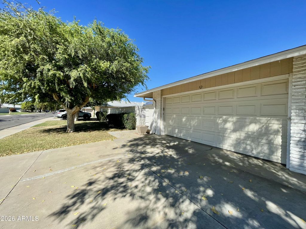 Image 17 of property listing at 17889 N 99TH Drive, Sun City, AZ 85373