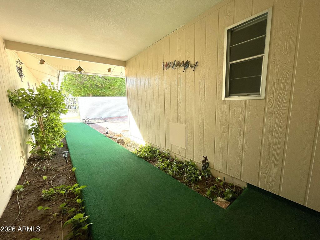 Image 3 of property listing at 17889 N 99TH Drive, Sun City, AZ 85373