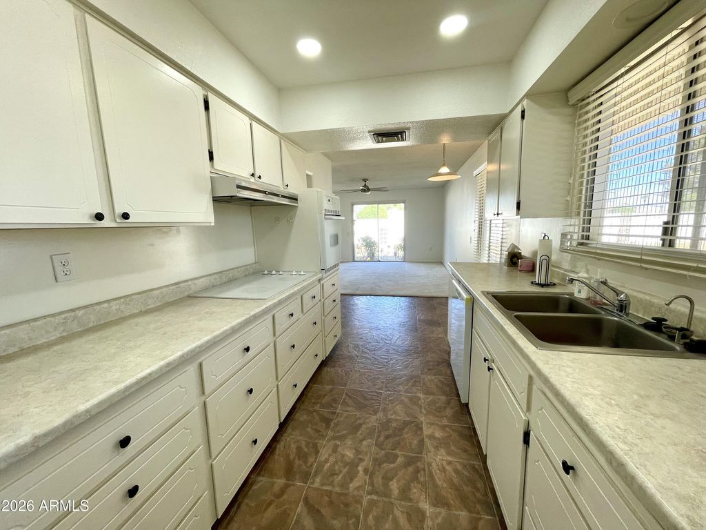 Image 6 of property listing at 17889 N 99TH Drive, Sun City, AZ 85373