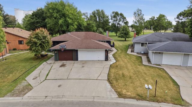 2328 Country Club Parkway, Moorhead, MN 56560