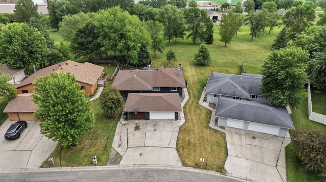 2328 Country Club Parkway, Moorhead, MN 56560