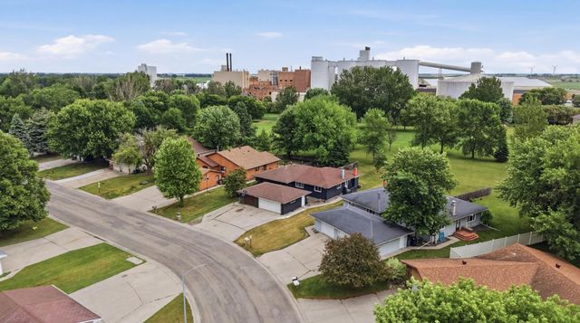 2328 Country Club Parkway, Moorhead, MN 56560