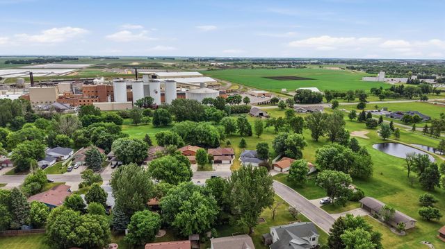 2328 Country Club Parkway, Moorhead, MN 56560