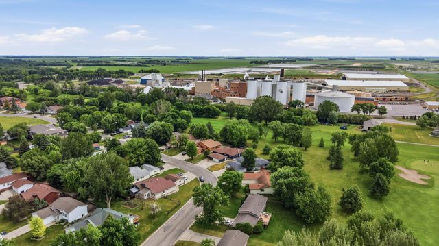 2328 Country Club Parkway, Moorhead, MN 56560