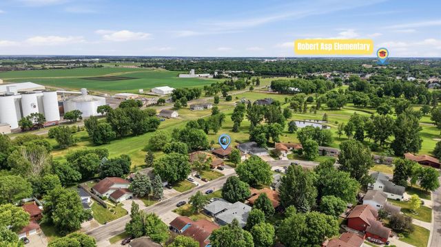 2328 Country Club Parkway, Moorhead, MN 56560