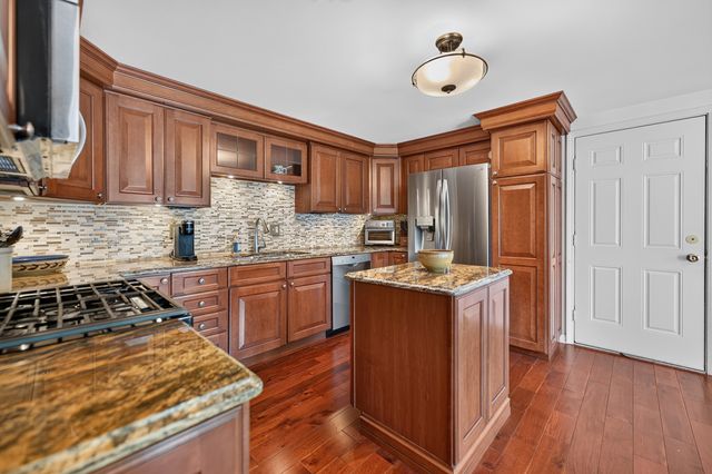 87 Whittington Course, St. Charles, IL 60174