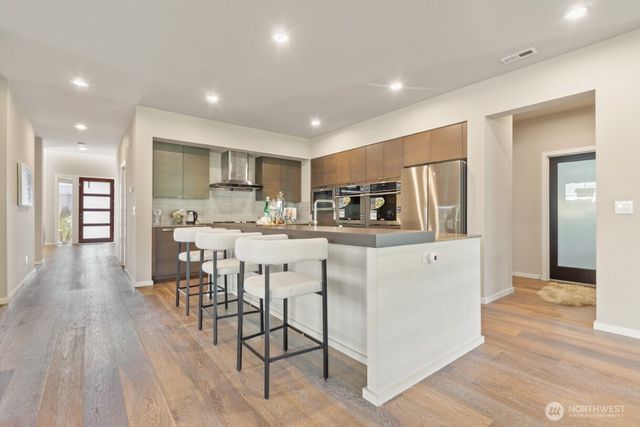 16425 SE 46th Court, Bellevue, WA 98006
