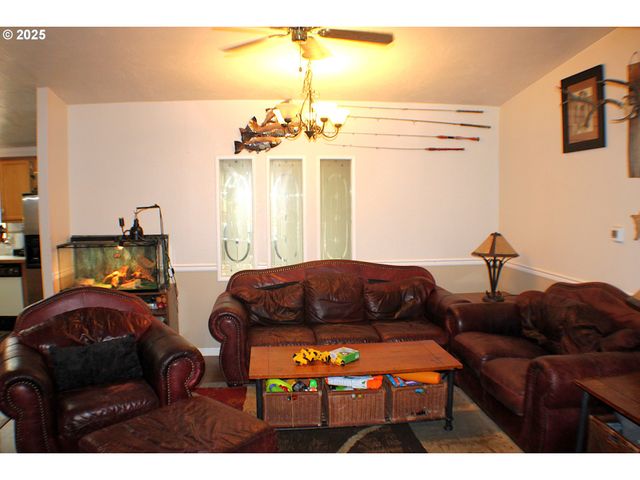 231 ARROW Way, Myrtle Creek, OR 97457