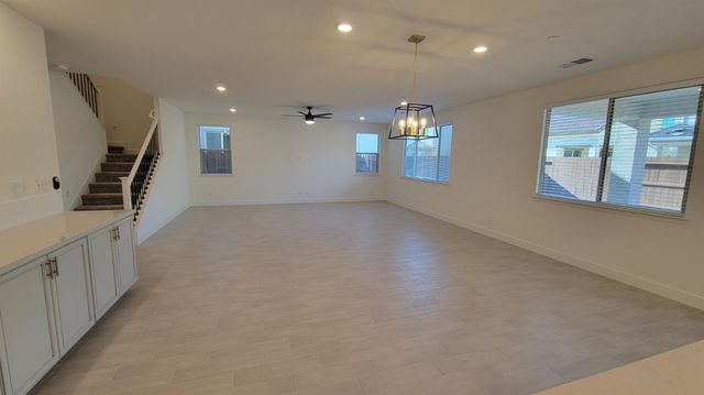 6064 Oberlander Dr, Roseville, CA 95747