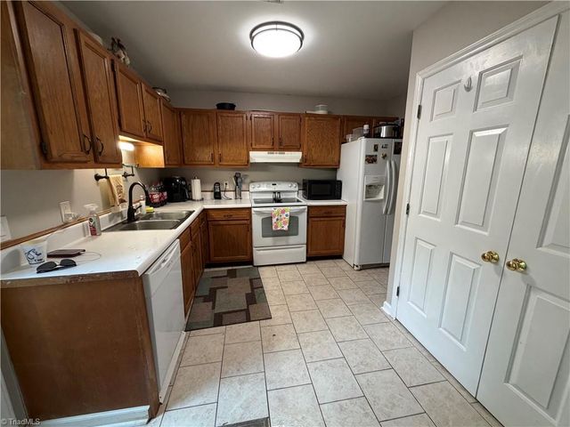 605 Sir Knight Court, Clemmons, NC 27012