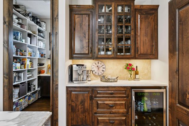 6930 Lake Harrison Circle, Chanhassen, MN 55317