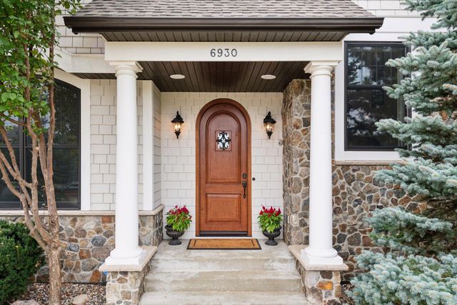 6930 Lake Harrison Circle, Chanhassen, MN 55317