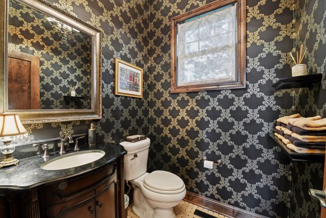 6930 Lake Harrison Circle, Chanhassen, MN 55317