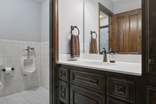 6930 Lake Harrison Circle, Chanhassen, MN 55317