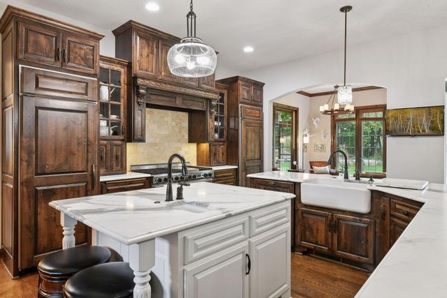 6930 Lake Harrison Circle, Chanhassen, MN 55317