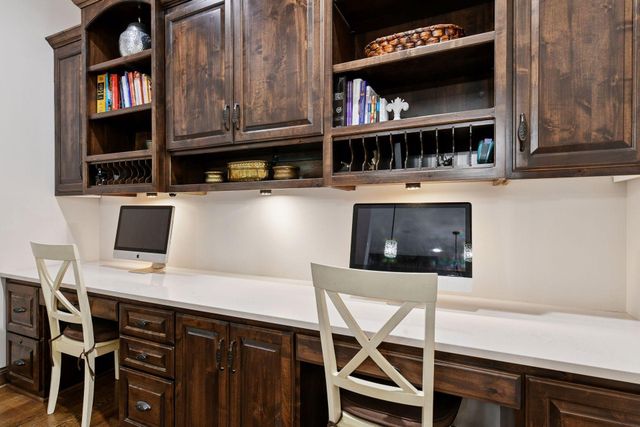 6930 Lake Harrison Circle, Chanhassen, MN 55317