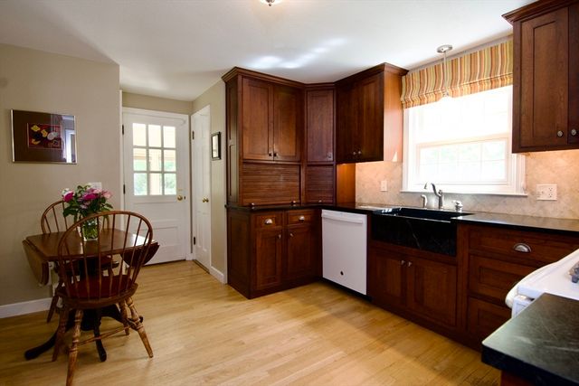 129 Chalmers St, Springfield, MA 01118