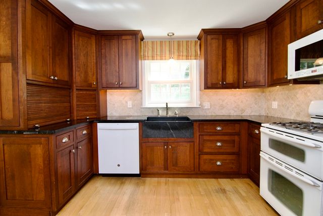 129 Chalmers St, Springfield, MA 01118