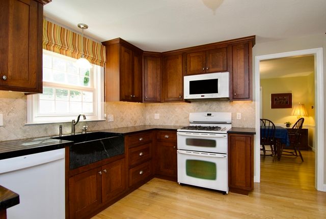 129 Chalmers St, Springfield, MA 01118