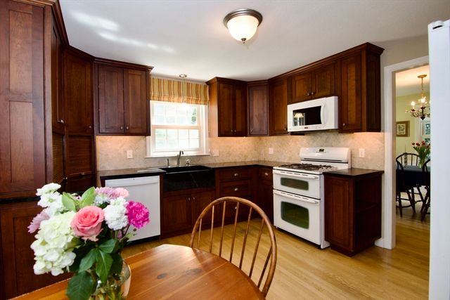 129 Chalmers St, Springfield, MA 01118