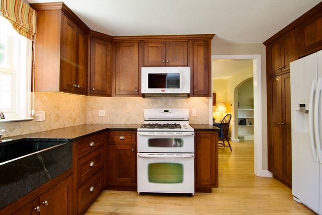 129 Chalmers St, Springfield, MA 01118