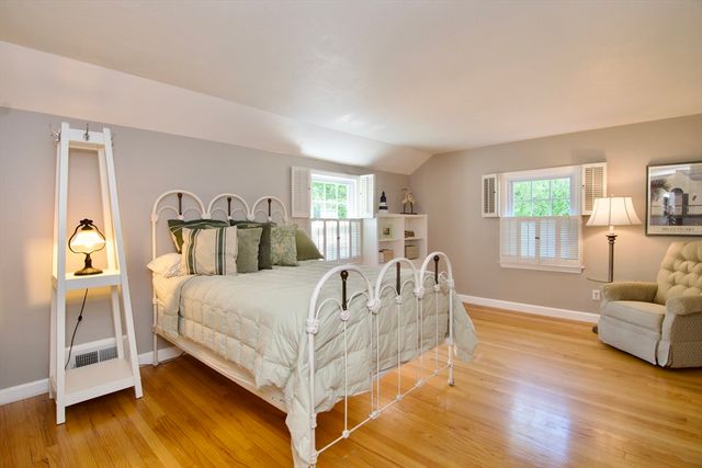 129 Chalmers St, Springfield, MA 01118