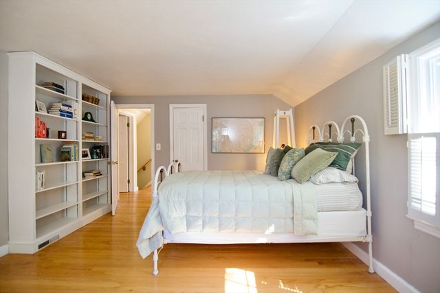 129 Chalmers St, Springfield, MA 01118
