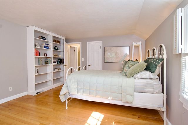 129 Chalmers St, Springfield, MA 01118