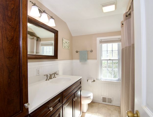 129 Chalmers St, Springfield, MA 01118