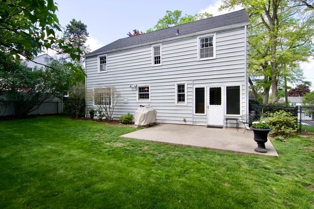 129 Chalmers St, Springfield, MA 01118
