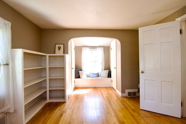 129 Chalmers St, Springfield, MA 01118