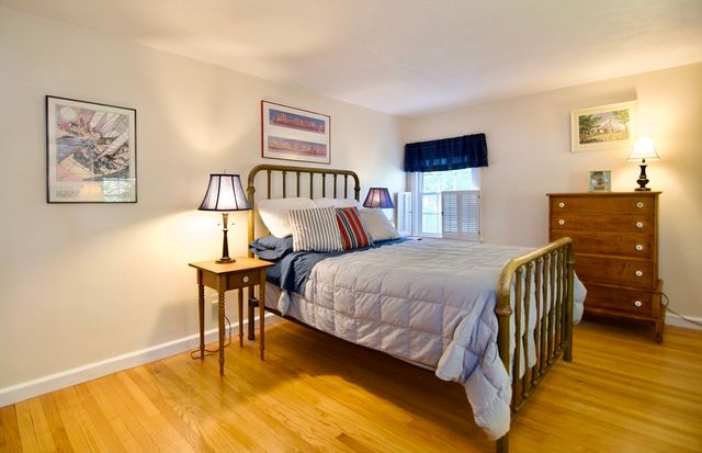 129 Chalmers St, Springfield, MA 01118