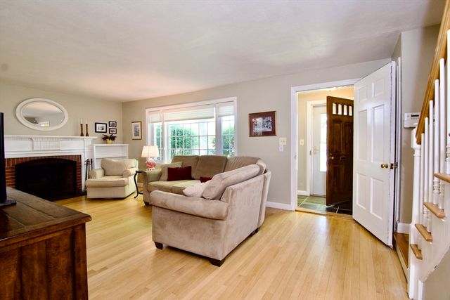129 Chalmers St, Springfield, MA 01118