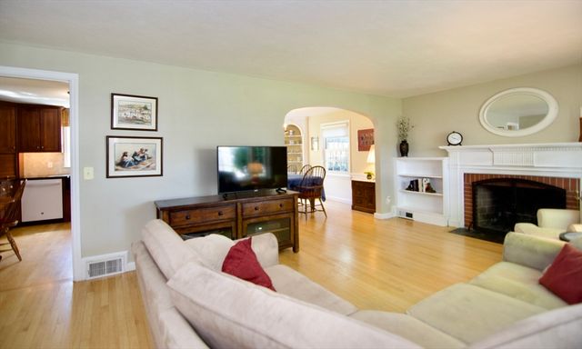 129 Chalmers St, Springfield, MA 01118