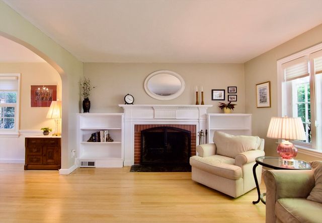 129 Chalmers St, Springfield, MA 01118