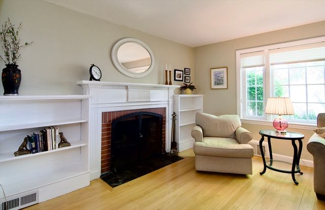 129 Chalmers St, Springfield, MA 01118