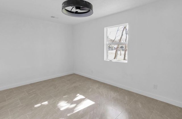 2410 E Bayshore Drive, Dickinson, TX 77539