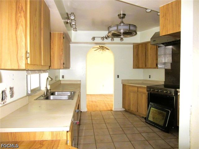 628 SE 19th LN, Cape Coral, FL 33990