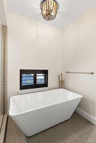 41255 Conger Bay Drive, Update, MI 48045