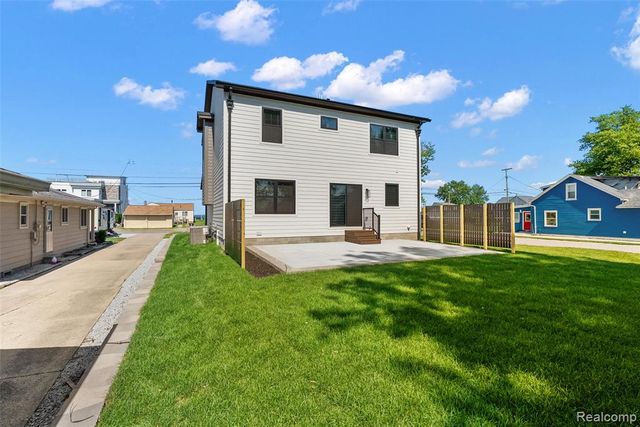 41255 Conger Bay Drive, Update, MI 48045