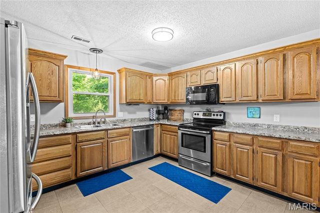 11 Hickory Hollow Lane, Fenton, MO 63026