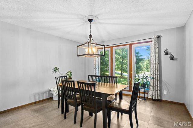 11 Hickory Hollow Lane, Fenton, MO 63026