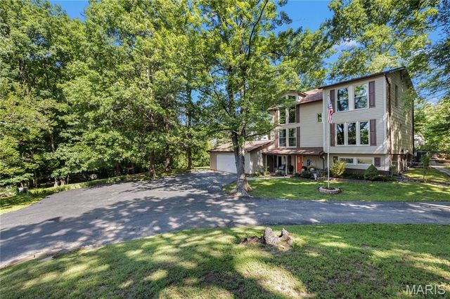 11 Hickory Hollow Lane, Fenton, MO 63026