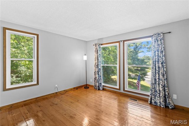 11 Hickory Hollow Lane, Fenton, MO 63026